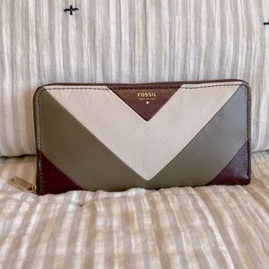 FOSSIL NWT Sydney zip clutch Raisin wallet